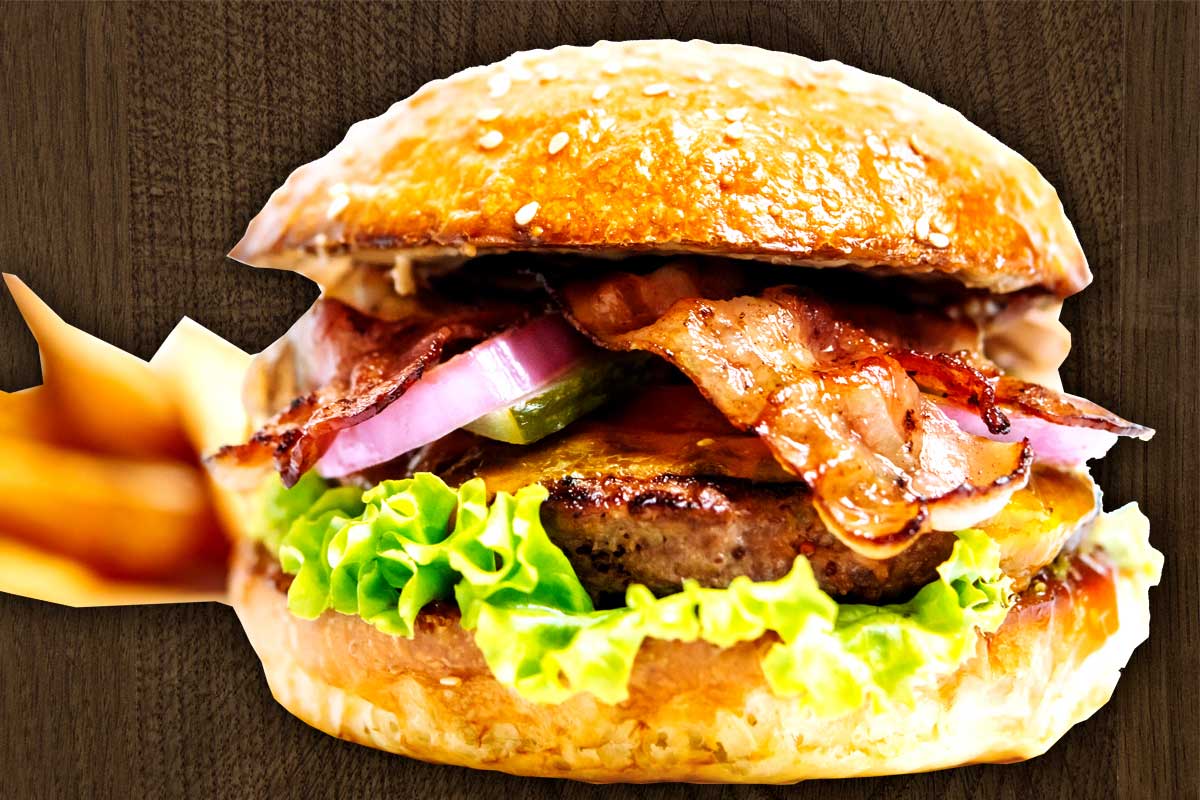 Crispy chicken fillet 60g, with lettuce, tomato, bacon, cheese and onion, as well as mayonnaise sauce and barbecue in a golden bun
