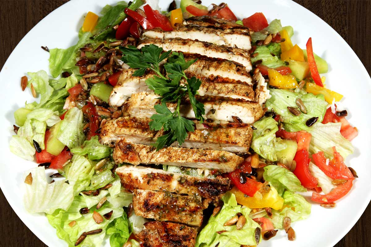 Crunchy composition of fresh vegetables (220g) with grilled chicken (150g), roasted seeds and vinaigrette sauce