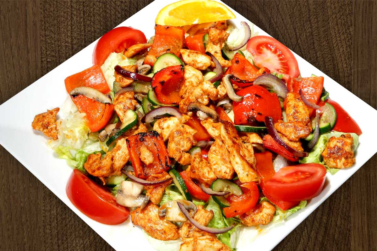 A composition of fresh and grilled vegetables (250g) with juicy pieces of chicken (80g) and vinaigrette sauce